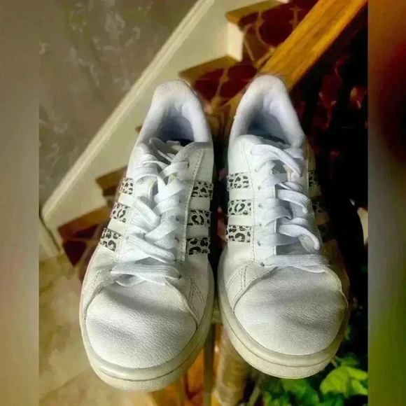 Ladies Adidas Tennis shoe animal print stripe 5.1/2. Very good condition. - Picture 5 of 9